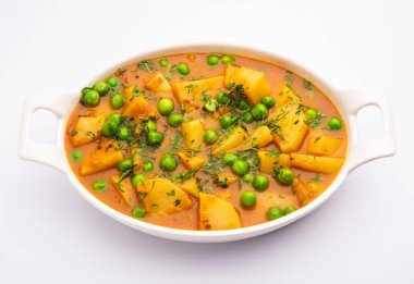 Aloo mırıldanan Hint alt kıtasında baharatlı kremalı domates sosunda patates ve bezelyeden yapılan bir Punjab yemeğidir.