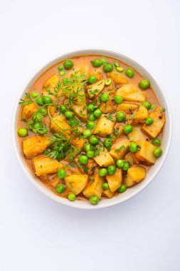 Aloo mırıldanan Hint alt kıtasında baharatlı kremalı domates sosunda patates ve bezelyeden yapılan bir Punjab yemeğidir.