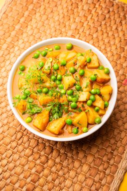 Aloo mırıldanan Hint alt kıtasında baharatlı kremalı domates sosunda patates ve bezelyeden yapılan bir Punjab yemeğidir.