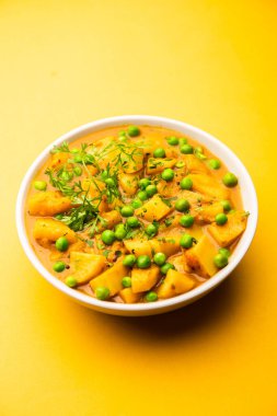 Aloo mırıldanan Hint alt kıtasında baharatlı kremalı domates sosunda patates ve bezelyeden yapılan bir Punjab yemeğidir.