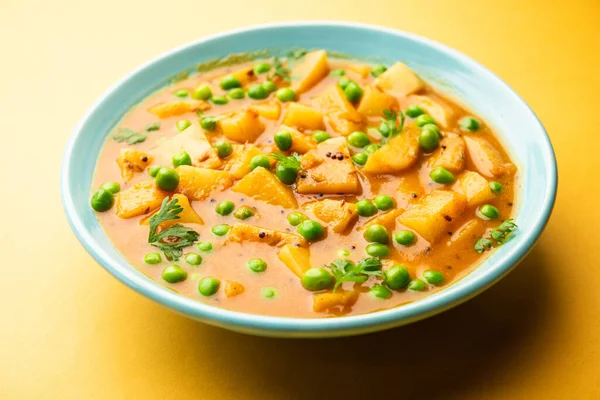 Aloo mırıldanan Hint alt kıtasında baharatlı kremalı domates sosunda patates ve bezelyeden yapılan bir Punjab yemeğidir.