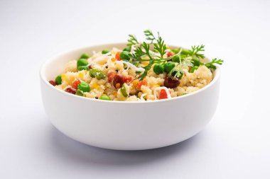 Upma, uppumavu veya uppittu Güney ve Maharashtra 'da yaygın olarak rastlanan Hint popüler kahvaltı yemeğidir.