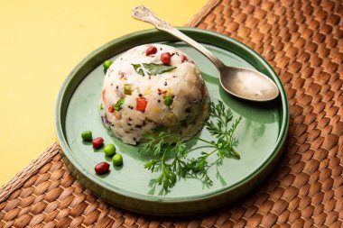 Upma, uppumavu veya uppittu Güney ve Maharashtra 'da yaygın olarak rastlanan Hint popüler kahvaltı yemeğidir.