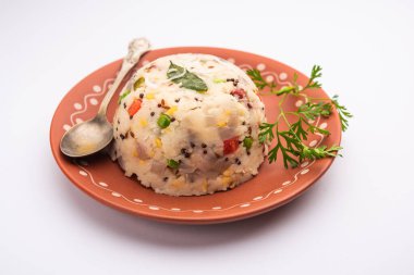 Upma, uppumavu veya uppittu Güney ve Maharashtra 'da yaygın olarak rastlanan Hint popüler kahvaltı yemeğidir.