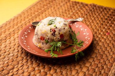 Upma, uppumavu veya uppittu Güney ve Maharashtra 'da yaygın olarak rastlanan Hint popüler kahvaltı yemeğidir.