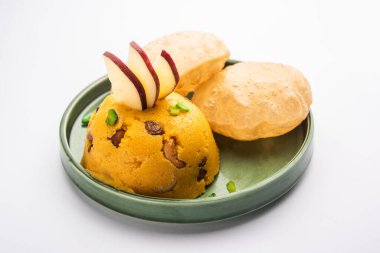 Halwa Puri veya sheera poori, Hindistan ve Pakistan 'da yetişen bir tatlı türü.