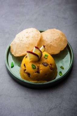 Halwa Puri veya sheera poori, Hindistan ve Pakistan 'da yetişen bir tatlı türü.