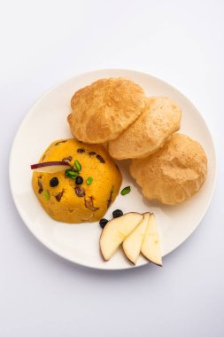 Halwa Puri veya sheera poori, Hindistan ve Pakistan 'da yetişen bir tatlı türü.