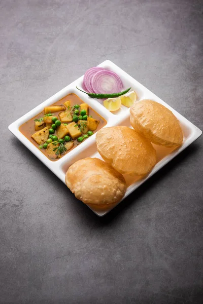 Curry Poori Masala Aloo Sabzi Pour Puri — Photo
