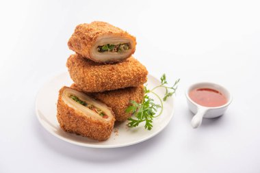 Kutu köfteler, leziz kızartılmış Güney İran hamur işi atıştırmalıkları lezzetli bir şeyle doldurulmuş ve ekmek kırıntılarıyla kaplanmış.