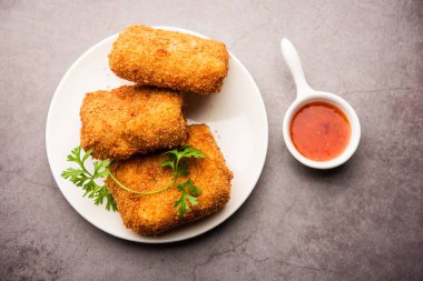 Kutu köfteler, leziz kızartılmış Güney İran hamur işi atıştırmalıkları lezzetli bir şeyle doldurulmuş ve ekmek kırıntılarıyla kaplanmış.