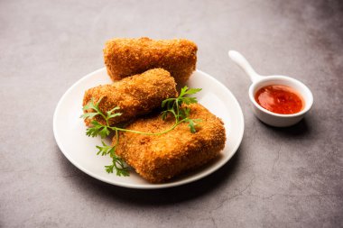 Kutu köfteler, leziz kızartılmış Güney İran hamur işi atıştırmalıkları lezzetli bir şeyle doldurulmuş ve ekmek kırıntılarıyla kaplanmış.