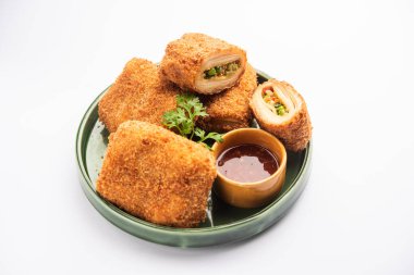 Kutu köfteler, leziz kızartılmış Güney İran hamur işi atıştırmalıkları lezzetli bir şeyle doldurulmuş ve ekmek kırıntılarıyla kaplanmış.