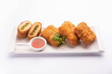 Kutu köfteler, leziz kızartılmış Güney İran hamur işi atıştırmalıkları lezzetli bir şeyle doldurulmuş ve ekmek kırıntılarıyla kaplanmış.