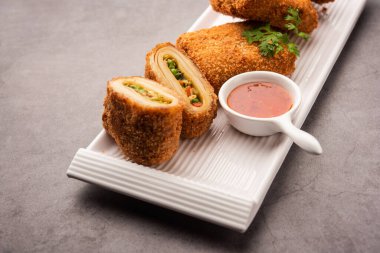 Kutu köfteler, leziz kızartılmış Güney İran hamur işi atıştırmalıkları lezzetli bir şeyle doldurulmuş ve ekmek kırıntılarıyla kaplanmış.