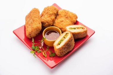 Kutu köfteler, leziz kızartılmış Güney İran hamur işi atıştırmalıkları lezzetli bir şeyle doldurulmuş ve ekmek kırıntılarıyla kaplanmış.