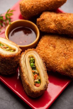 Kutu köfteler, leziz kızartılmış Güney İran hamur işi atıştırmalıkları lezzetli bir şeyle doldurulmuş ve ekmek kırıntılarıyla kaplanmış.