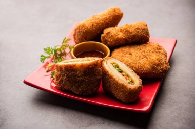 Kutu köfteler, leziz kızartılmış Güney İran hamur işi atıştırmalıkları lezzetli bir şeyle doldurulmuş ve ekmek kırıntılarıyla kaplanmış.