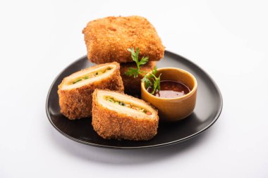 Kutu köfteler, leziz kızartılmış Güney İran hamur işi atıştırmalıkları lezzetli bir şeyle doldurulmuş ve ekmek kırıntılarıyla kaplanmış.