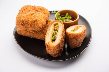 Kutu köfteler, leziz kızartılmış Güney İran hamur işi atıştırmalıkları lezzetli bir şeyle doldurulmuş ve ekmek kırıntılarıyla kaplanmış.