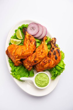 Tandır tavuğu, yoğurt ve baharatla terbiye edilmiş, soğan ve yeşil turşuyla servis edilen bir tavuktur.