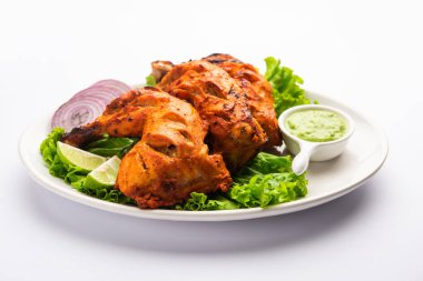 Tandır tavuğu, yoğurt ve baharatla terbiye edilmiş, soğan ve yeşil turşuyla servis edilen bir tavuktur.