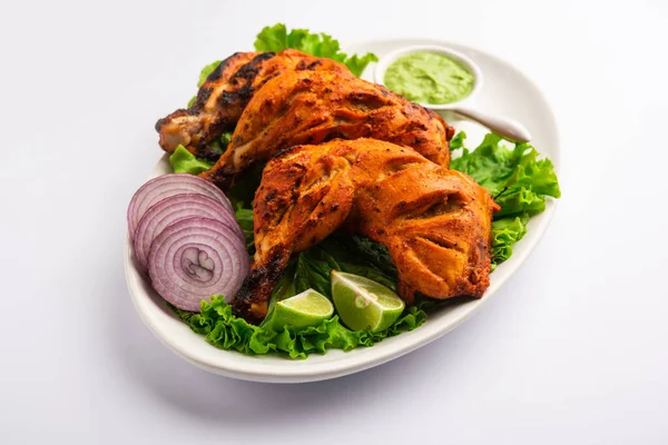 Tandoori Chicken 요구르트에 닭고기와 타월이나 화덕에 양념을 요리로 양파와 셔틀니와 — 스톡 사진