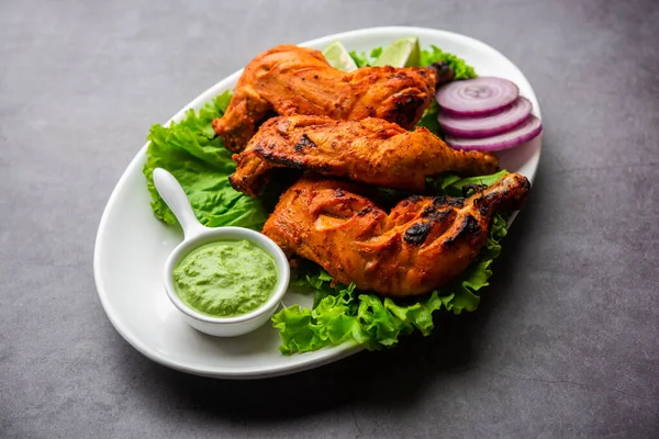 Tandoori Chicken 요구르트에 닭고기와 타월이나 화덕에 양념을 요리로 양파와 셔틀니와 — 스톡 사진