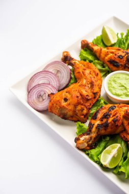 Tandır tavuğu, yoğurt ve baharatla terbiye edilmiş, soğan ve yeşil turşuyla servis edilen bir tavuktur.