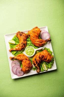 Tandır tavuğu, yoğurt ve baharatla terbiye edilmiş, soğan ve yeşil turşuyla servis edilen bir tavuktur.