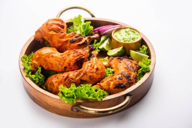 Tandır tavuğu, yoğurt ve baharatla terbiye edilmiş, soğan ve yeşil turşuyla servis edilen bir tavuktur.