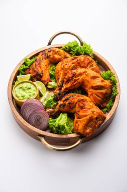 Tandır tavuğu, yoğurt ve baharatla terbiye edilmiş, soğan ve yeşil turşuyla servis edilen bir tavuktur.