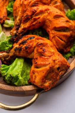 Tandır tavuğu, yoğurt ve baharatla terbiye edilmiş, soğan ve yeşil turşuyla servis edilen bir tavuktur.