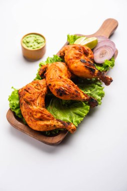 Tandır tavuğu, yoğurt ve baharatla terbiye edilmiş, soğan ve yeşil turşuyla servis edilen bir tavuktur.