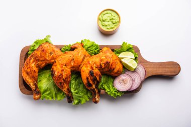 Tandır tavuğu, yoğurt ve baharatla terbiye edilmiş, soğan ve yeşil turşuyla servis edilen bir tavuktur.