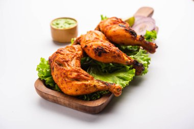 Tandır tavuğu, yoğurt ve baharatla terbiye edilmiş, soğan ve yeşil turşuyla servis edilen bir tavuktur.