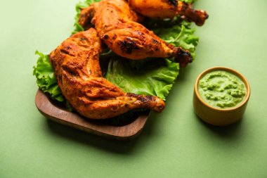 Tandır tavuğu, yoğurt ve baharatla terbiye edilmiş, soğan ve yeşil turşuyla servis edilen bir tavuktur.