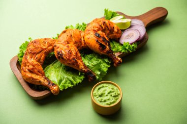 Tandır tavuğu, yoğurt ve baharatla terbiye edilmiş, soğan ve yeşil turşuyla servis edilen bir tavuktur.