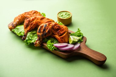 Tandır tavuğu, yoğurt ve baharatla terbiye edilmiş, soğan ve yeşil turşuyla servis edilen bir tavuktur.