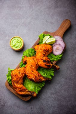 Tandır tavuğu, yoğurt ve baharatla terbiye edilmiş, soğan ve yeşil turşuyla servis edilen bir tavuktur.