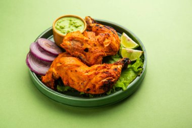 Tandır tavuğu, yoğurt ve baharatla terbiye edilmiş, soğan ve yeşil turşuyla servis edilen bir tavuktur.