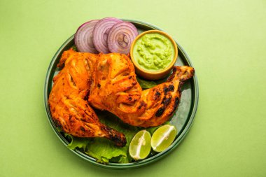 Tandır tavuğu, yoğurt ve baharatla terbiye edilmiş, soğan ve yeşil turşuyla servis edilen bir tavuktur.