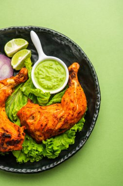 Tandır tavuğu, yoğurt ve baharatla terbiye edilmiş, soğan ve yeşil turşuyla servis edilen bir tavuktur.