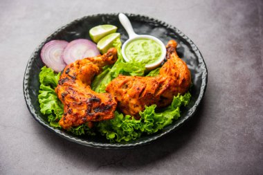 Tandır tavuğu, yoğurt ve baharatla terbiye edilmiş, soğan ve yeşil turşuyla servis edilen bir tavuktur.