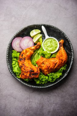 Tandır tavuğu, yoğurt ve baharatla terbiye edilmiş, soğan ve yeşil turşuyla servis edilen bir tavuktur.