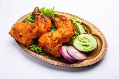 Tandır tavuğu, yoğurt ve baharatla terbiye edilmiş, soğan ve yeşil turşuyla servis edilen bir tavuktur.