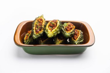 Bharwa karela masala kızartması ya da doldurulmuş kavun tarifi.