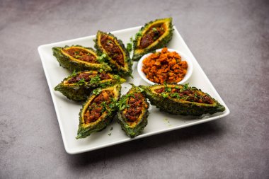 Bharwa karela masala kızartması ya da doldurulmuş kavun tarifi.