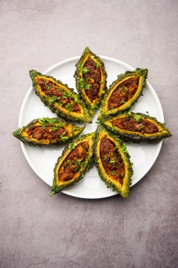 Bharwa karela masala kızartması ya da doldurulmuş kavun tarifi.