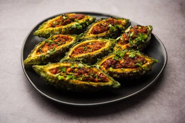 Bharwa karela masala kızartması ya da doldurulmuş kavun tarifi.